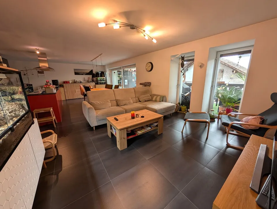 Appartamento moderno 3.5 locali con balcone a Erlach