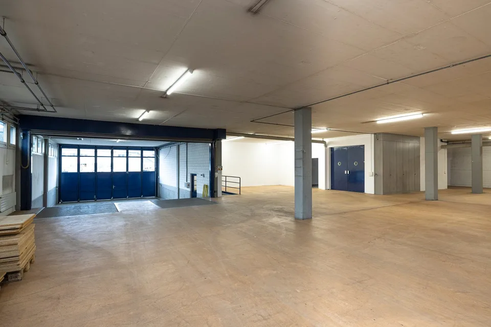 812 m2 Gewerbe-/Bürofläche mit Warenlift und Rampen