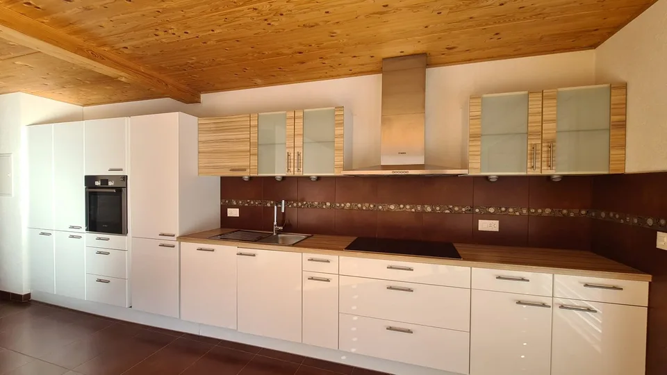 Ampio appartamento di 4.5 locali con balcone a Cornol