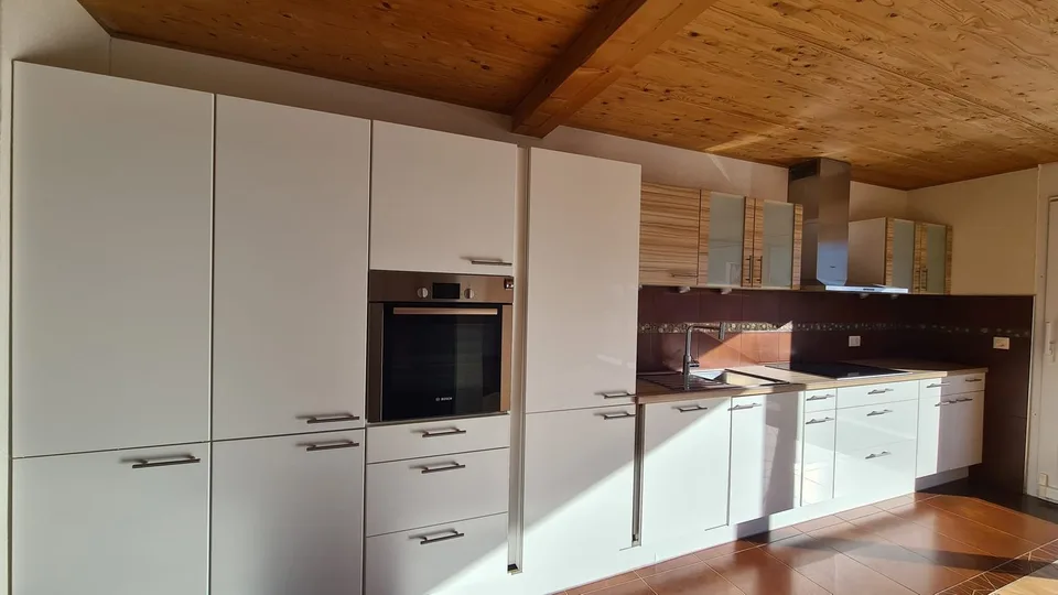Ampio appartamento di 4.5 locali con balcone a Cornol