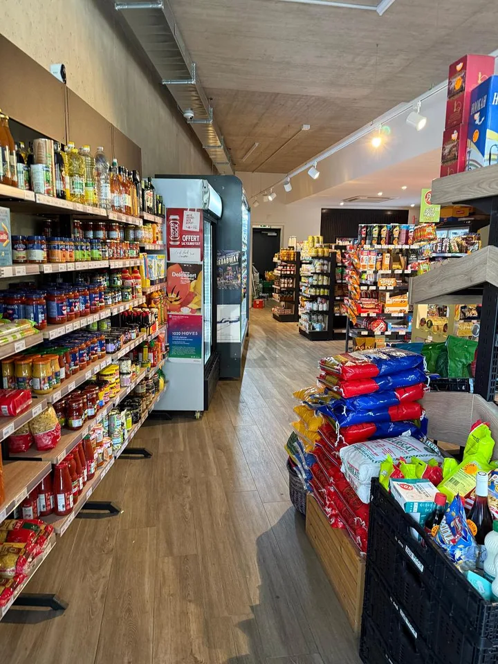 MODERNE AVEC CLIENTÈLE FIDÈLE