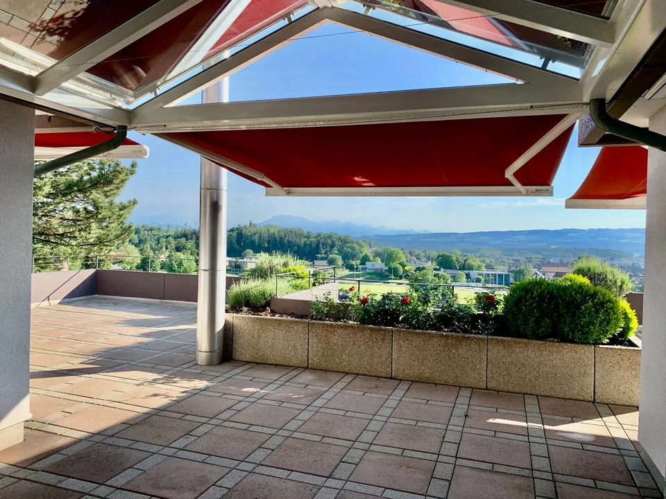 4.5 Zimmer Wohnung mit phantastischer Terrasse und Weitsicht