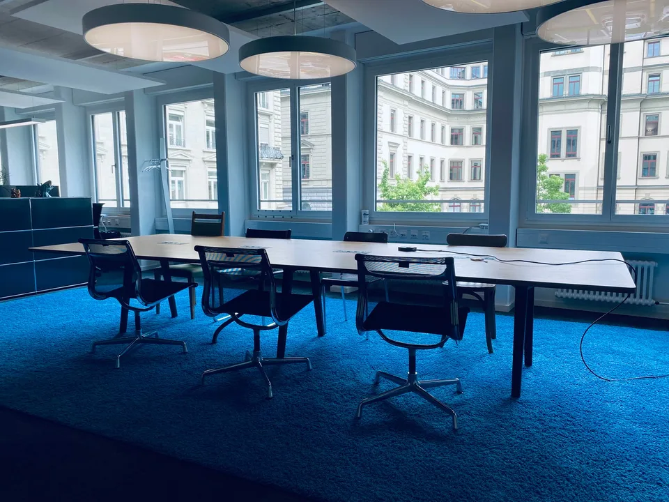 Bureau prêt à être occupé avec des places de parking dans la vieille ville de Lucerne