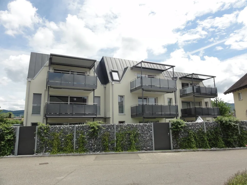 Helle 3.5-Zimmer-Dachwohnung an der Hauptstrasse in Reinach