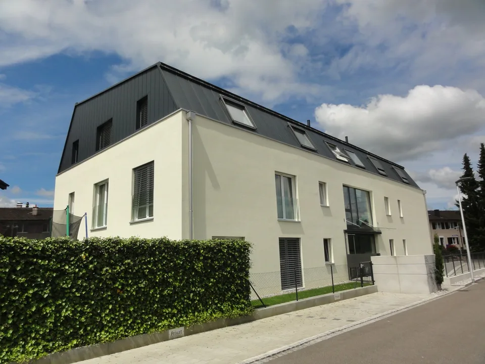Helle 3.5-Zimmer-Dachwohnung an der Hauptstrasse in Reinach