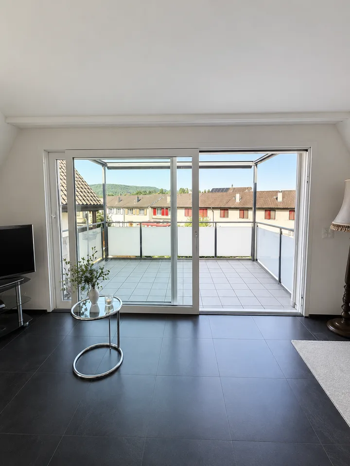 Helle 3.5-Zimmer-Dachwohnung an der Hauptstrasse in Reinach