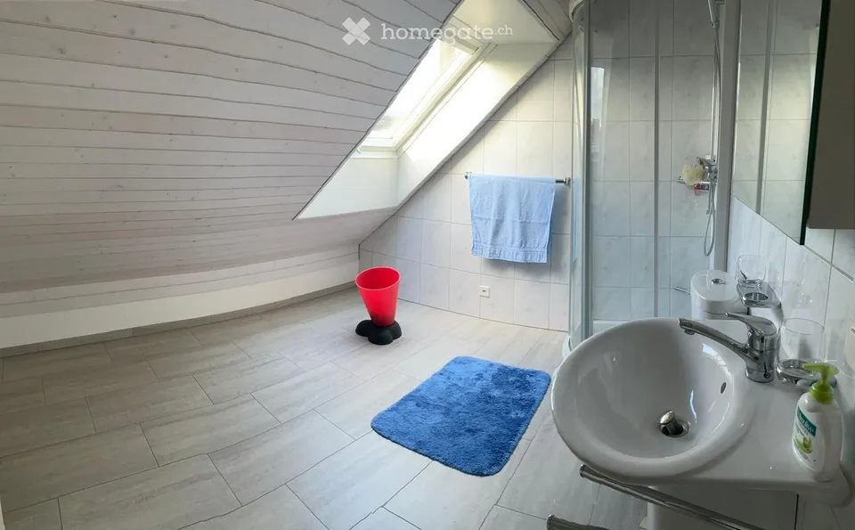 Zimmer zu vermieten. Bade und Wohnzimmer sind inklusive