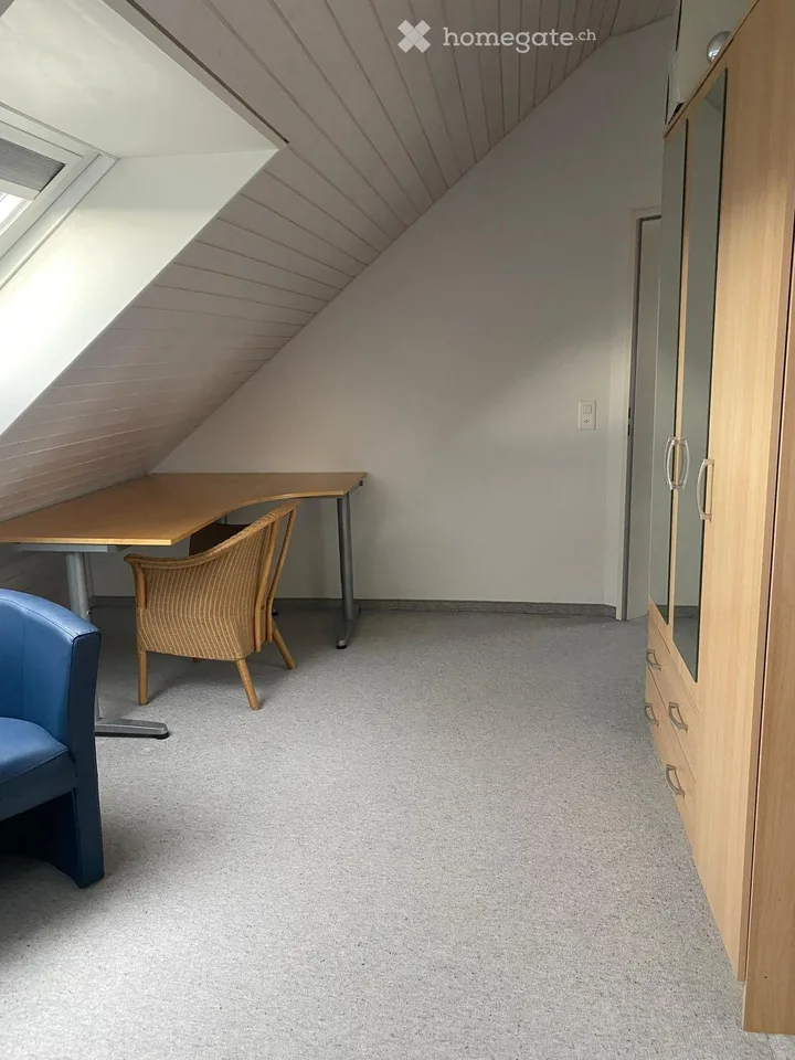 Zimmer zu vermieten. Bade und Wohnzimmer sind inklusive
