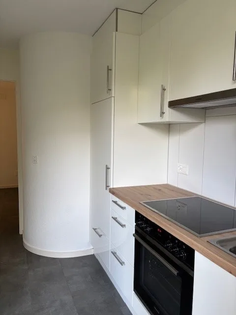 Appartamento 2 camere luminoso e bello in una posizione tranquilla con balcone coperto