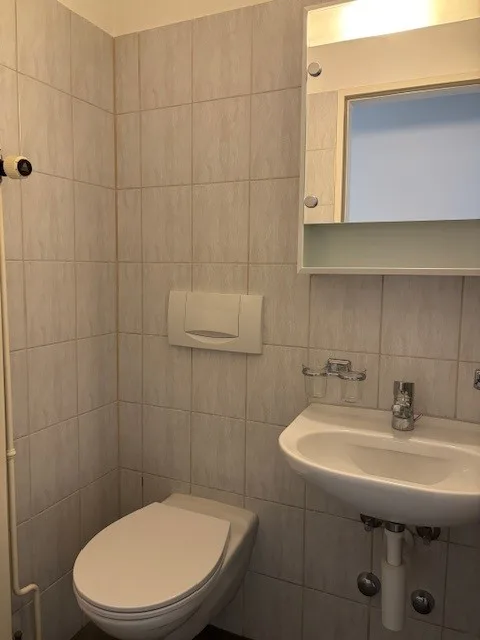 Appartamento 2 camere luminoso e bello in una posizione tranquilla con balcone coperto