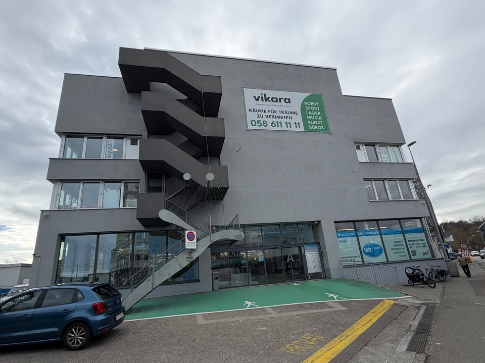 Zentrale und helle Bürofläche
