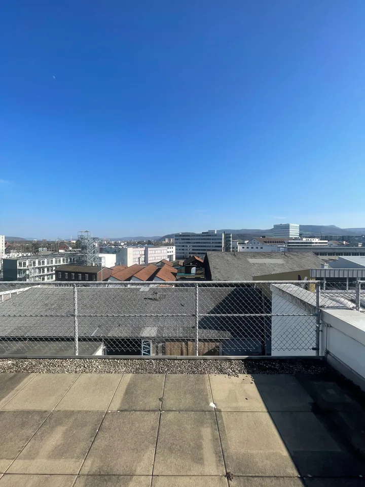 Zentrale und helle Bürofläche