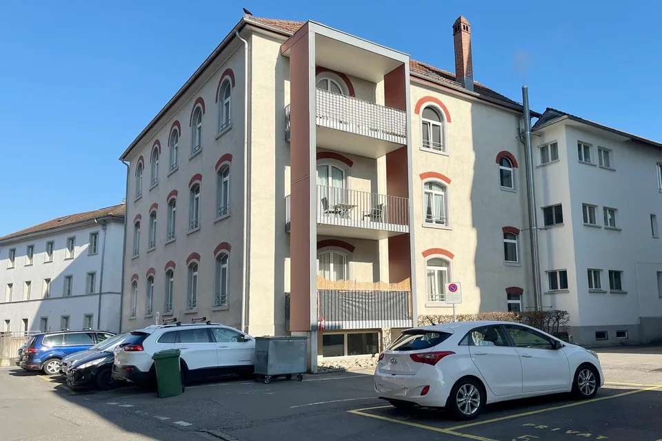 Aussenparkplatz mit geteilter Elektroladestation