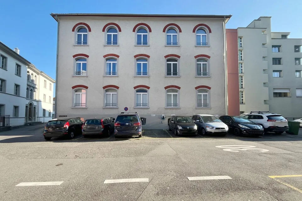 Parcheggio esterno con stazione di ricarica elettrica condivisa
