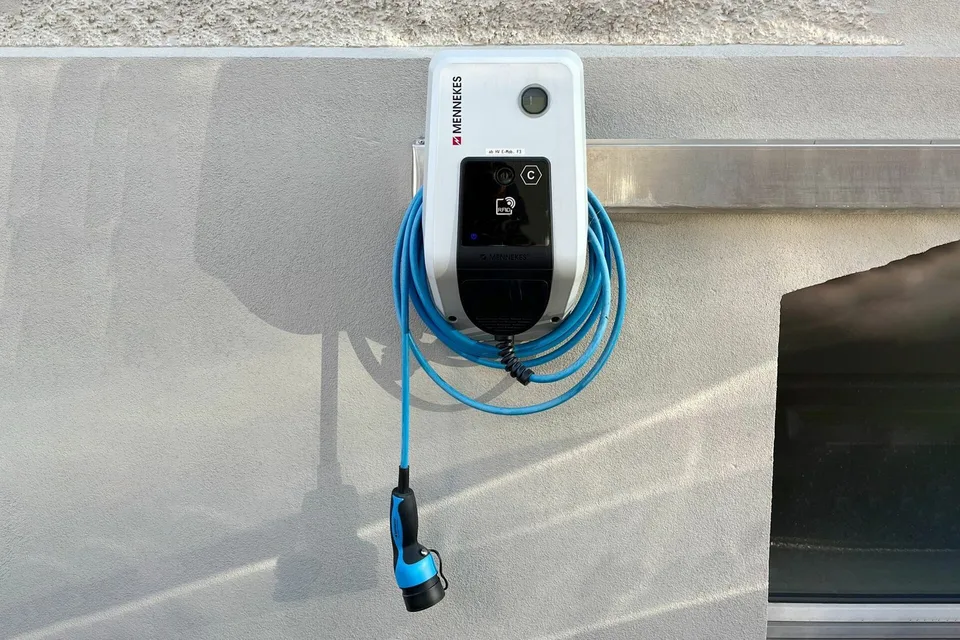 Parcheggio esterno con stazione di ricarica elettrica condivisa