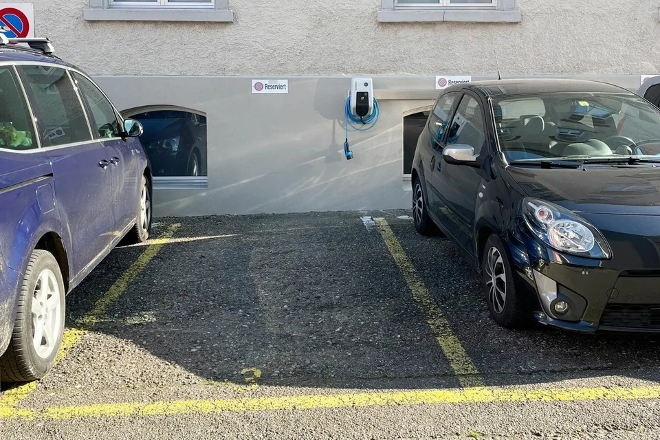 Parcheggio esterno con stazione di ricarica elettrica condivisa