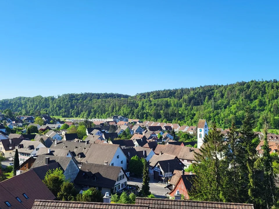 Projet de construction moderne dans un emplacement de pente attractif de Glattfelden – vivre dans le vert avec confort