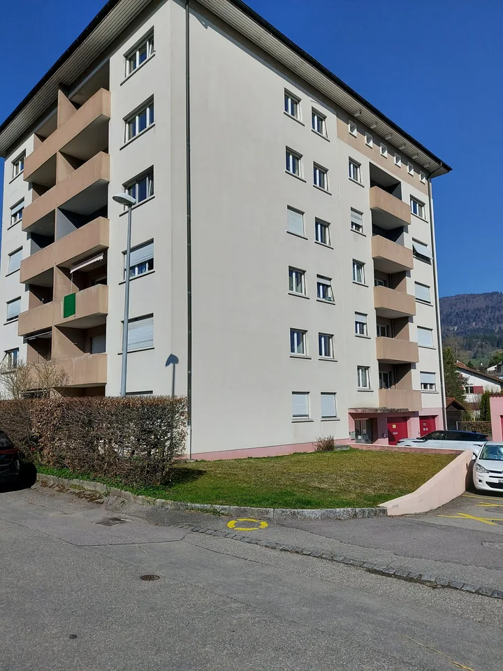 Renovierter 3-Zimmer-Wohnung mit Balkon in Bévilard – ab sofort verfügbar!