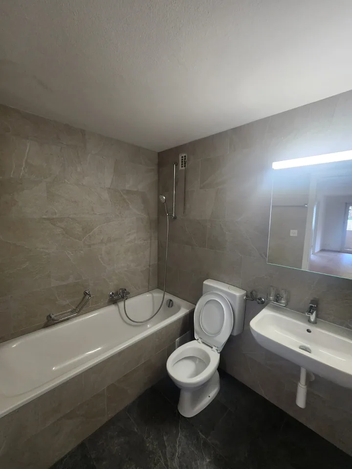 Renovierter 3-Zimmer-Wohnung mit Balkon in Bévilard – ab sofort verfügbar!