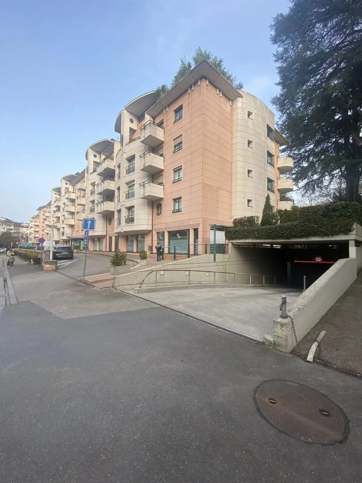 Arcade dans un quartier résidentiel