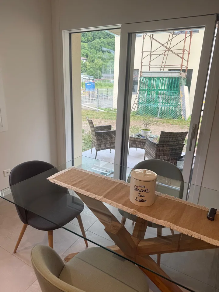 Neue Erdgeschosswohnung mit Terrassenbereich und Garten
