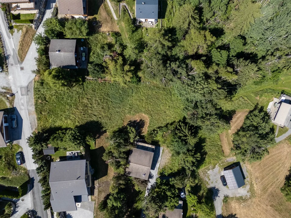 Terreno edificabile di 1082m2 in quartiere residenziale vicino al centro della stazione