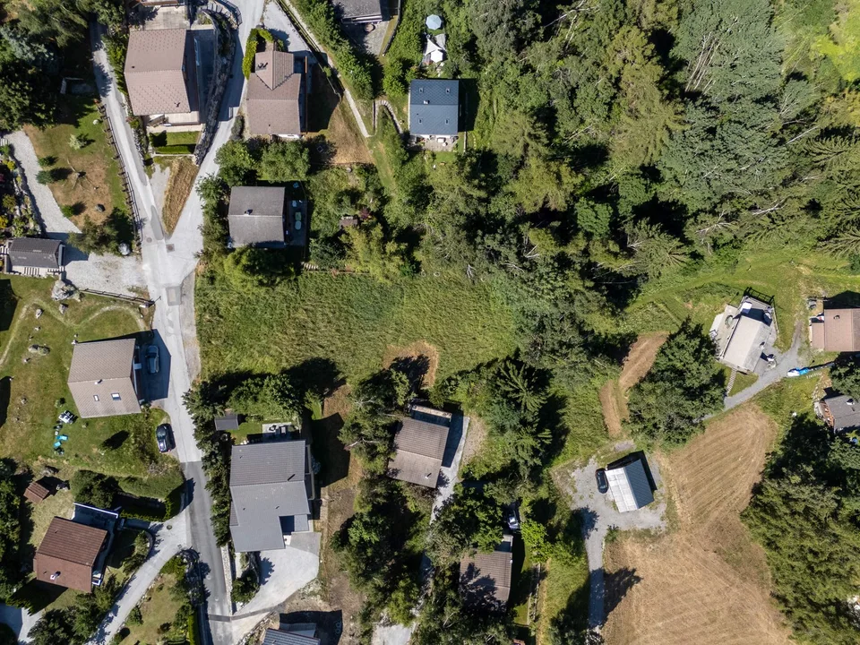 Terreno edificabile di 1082m2 in quartiere residenziale vicino al centro della stazione