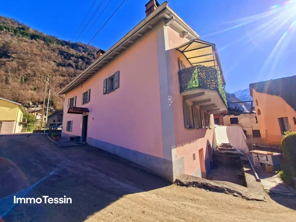 Haus mit 2 grossen Wohnungen, separatem Rustico & Garten mit Pergola an ruhiger und sonniger Lage