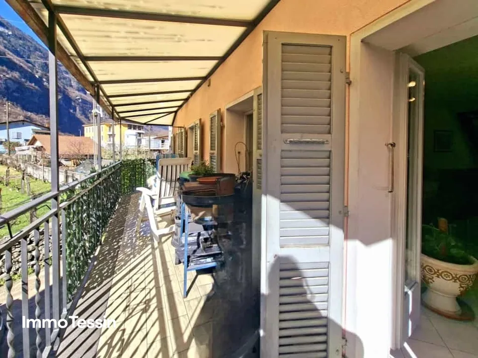 Haus mit 2 grossen Wohnungen, separatem Rustico & Garten mit Pergola an ruhiger und sonniger Lage
