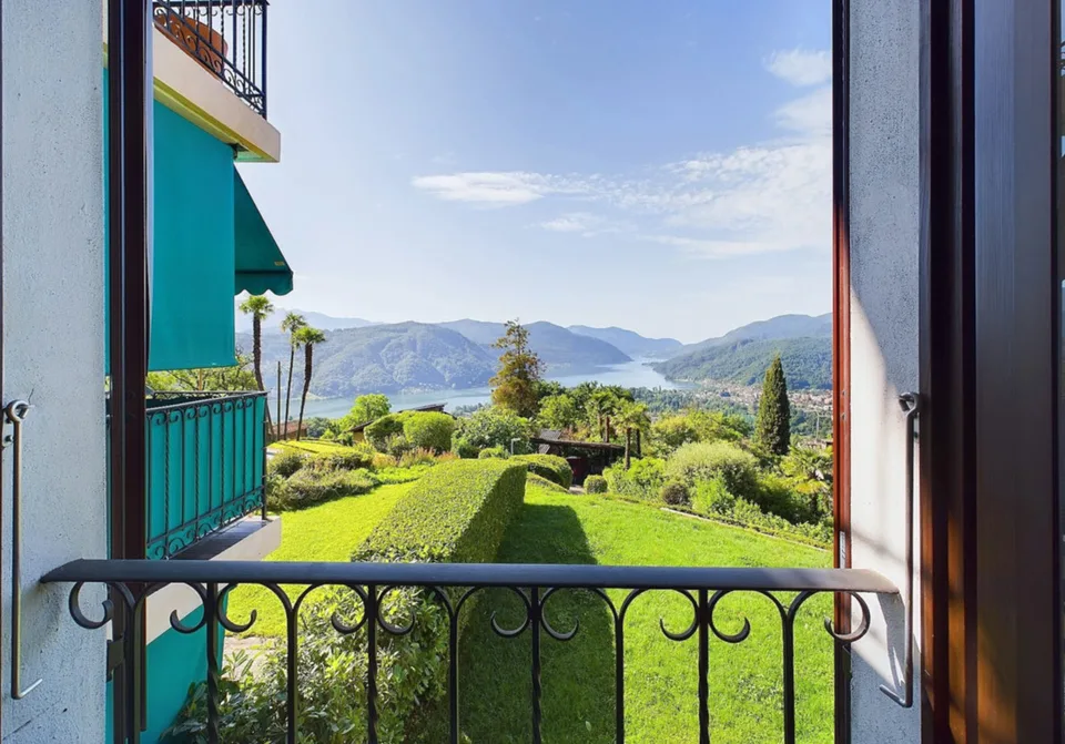 ESCLUSIVO APPARTAMENTO CON VISTA LAGO E PISCINA CONDOMINIALE