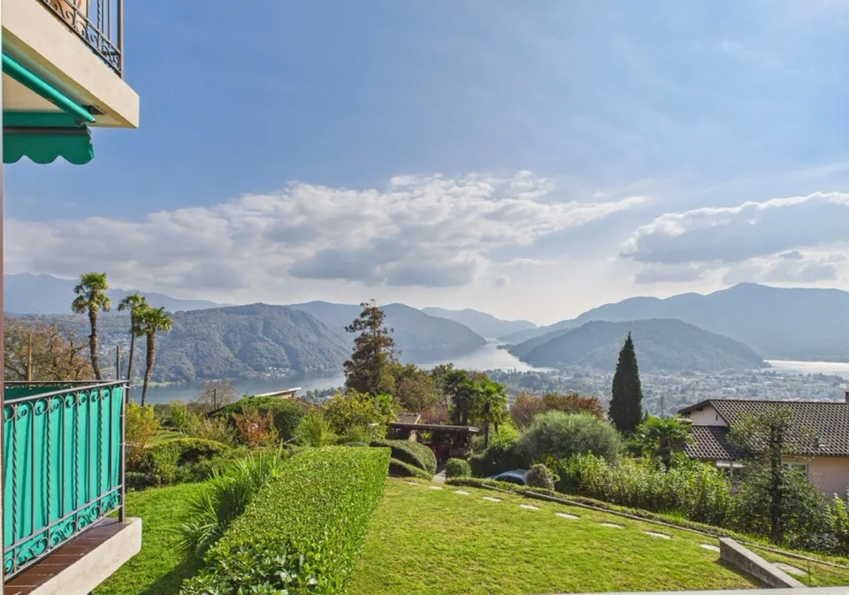 ESCLUSIVO APPARTAMENTO CON VISTA LAGO E PISCINA CONDOMINIALE – photo 13 sur 17