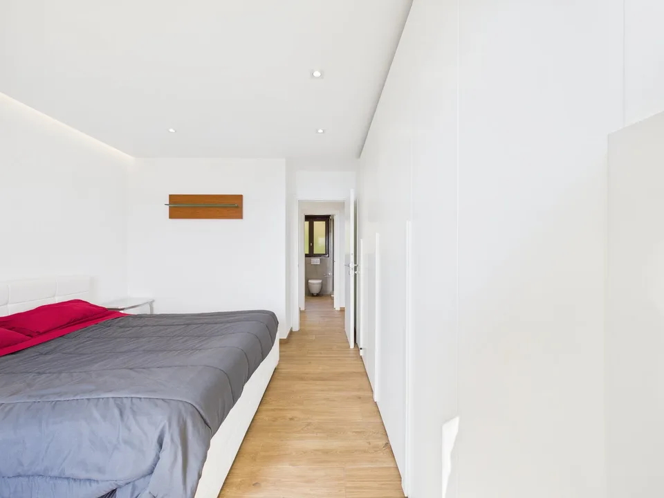 ESCLUSIVO APPARTAMENTO CON VISTA LAGO E PISCINA CONDOMINIALE – photo 14 sur 17