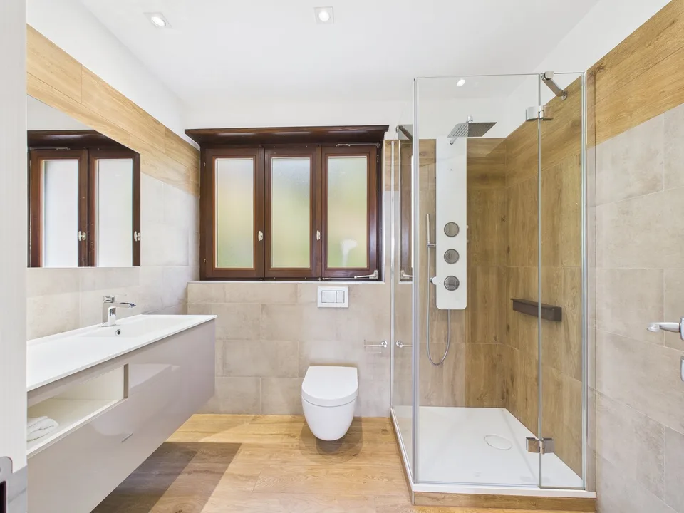 ESCLUSIVO APPARTAMENTO CON VISTA LAGO E PISCINA CONDOMINIALE – photo 15 sur 17