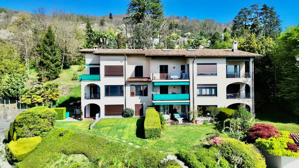 ESCLUSIVO APPARTAMENTO CON VISTA LAGO E PISCINA CONDOMINIALE
