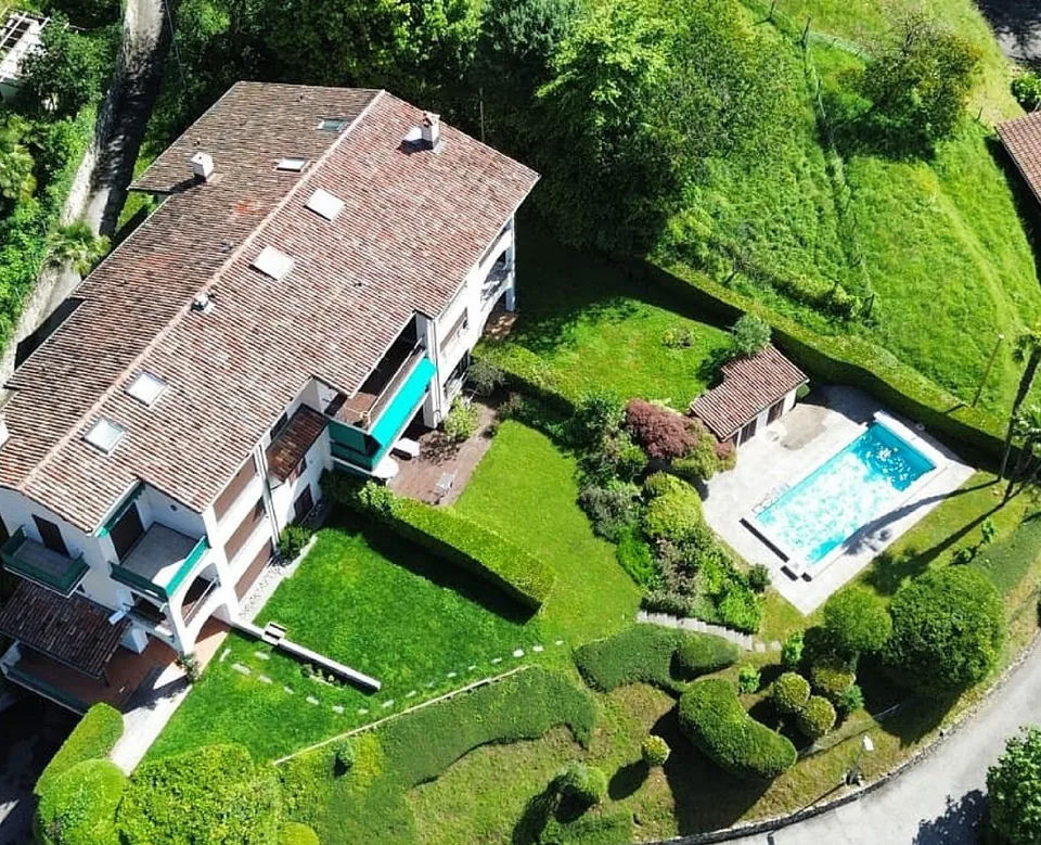 ESCLUSIVO APPARTAMENTO CON VISTA LAGO E PISCINA CONDOMINIALE