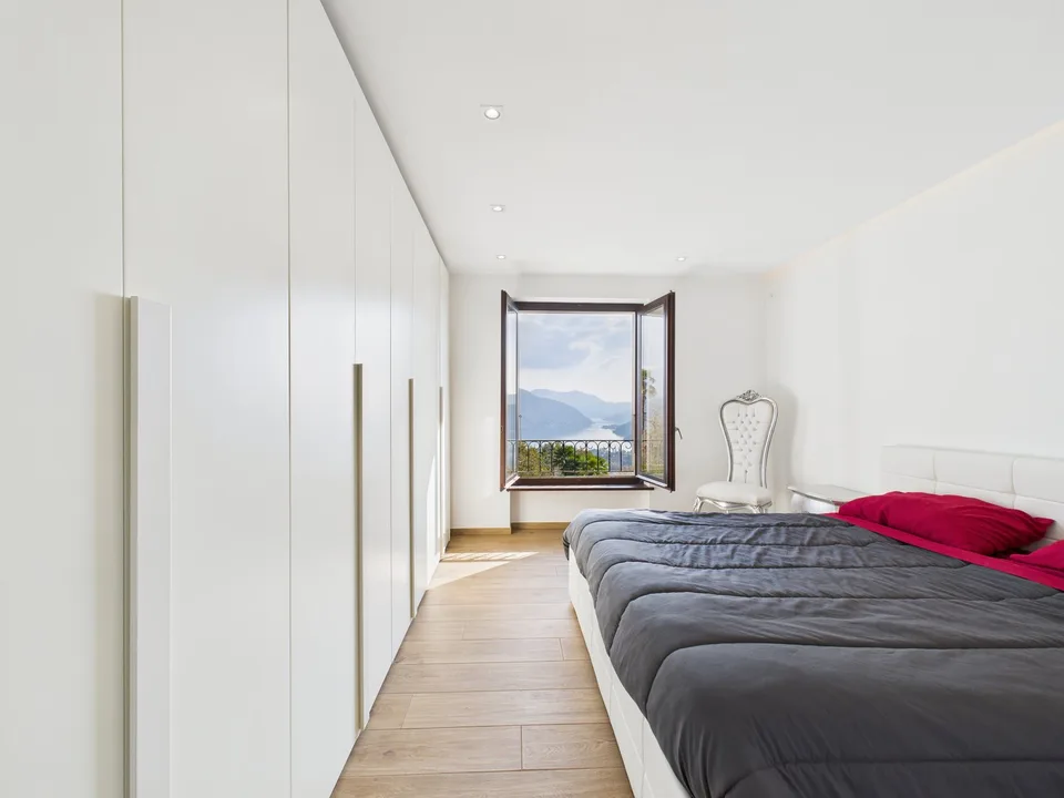 ESCLUSIVO APPARTAMENTO CON VISTA LAGO E PISCINA CONDOMINIALE – photo 12 sur 17