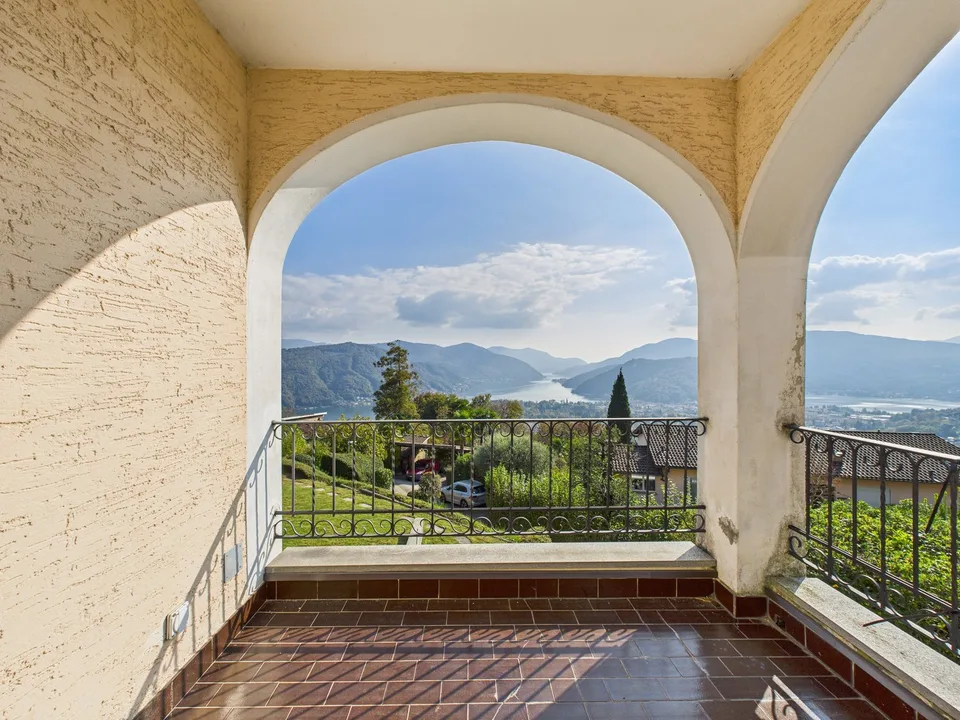 ESCLUSIVO APPARTAMENTO CON VISTA LAGO E PISCINA CONDOMINIALE – photo 9 sur 17