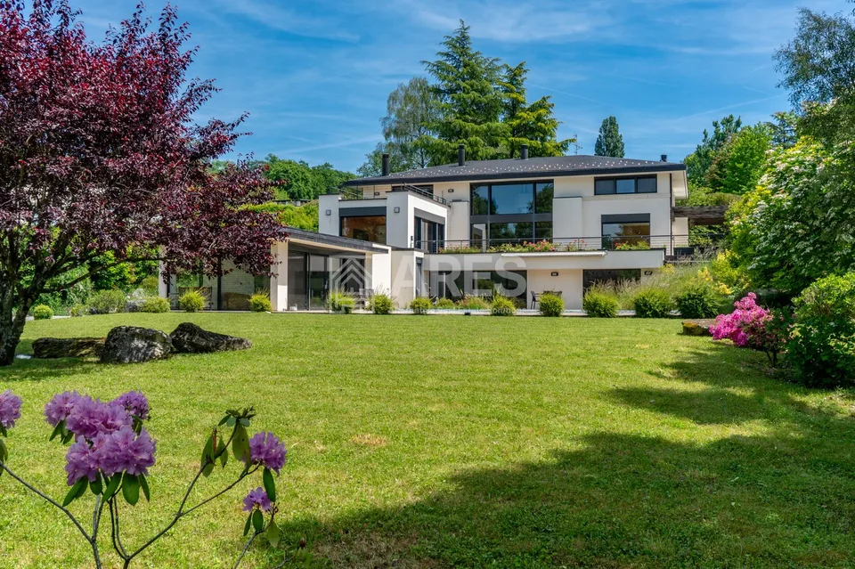 Villa in posizione tranquilla con vista lago