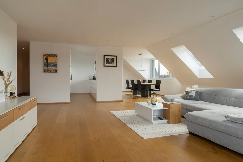 Appartement moderne de 3,5 pièces en mansarde dans un quartier calme de Besenbüren