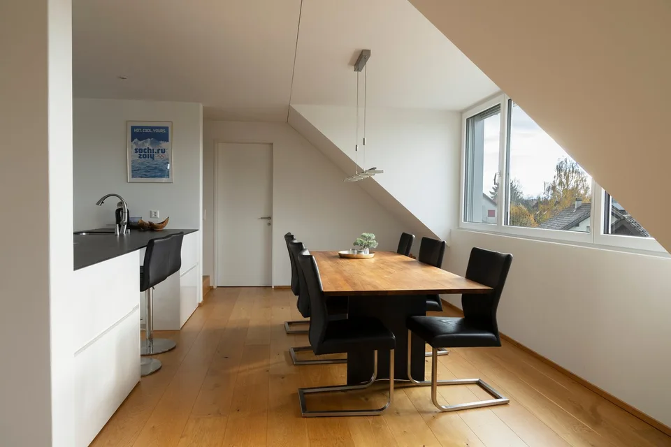Appartement moderne de 3,5 pièces en mansarde dans un quartier calme de Besenbüren