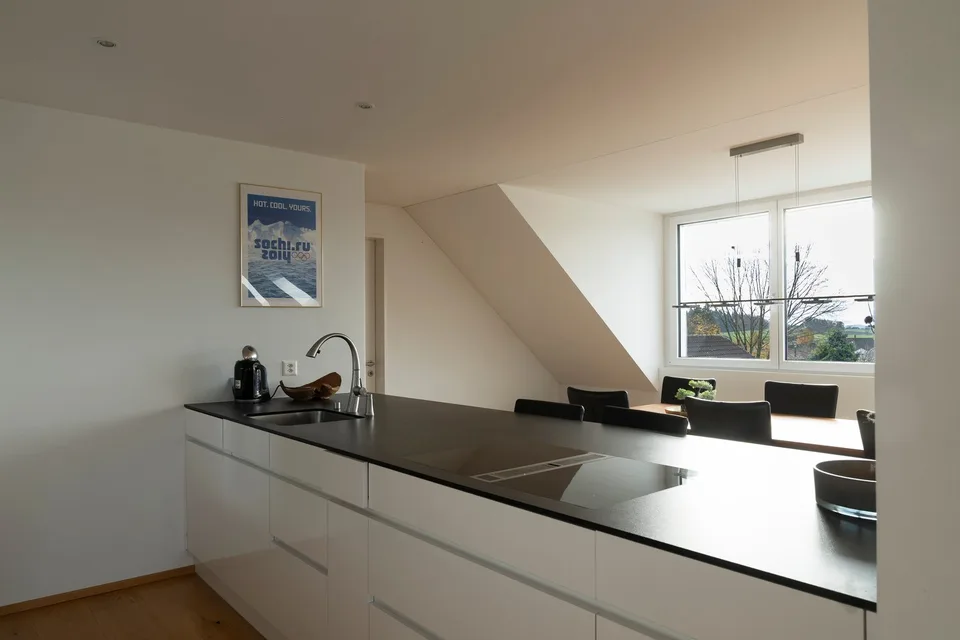 Appartement moderne de 3,5 pièces en mansarde dans un quartier calme de Besenbüren