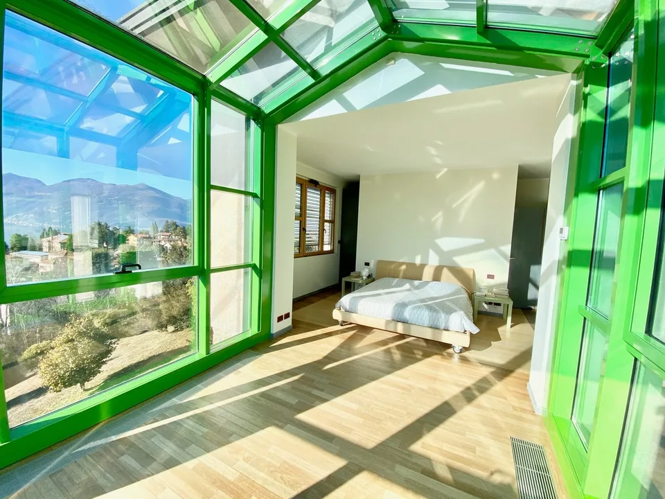 Grande e molto curata villa in una posizione tranquilla e soleggiata con una vista lago da sogno – foto 7 di 13