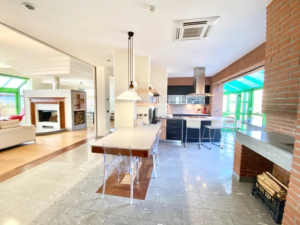 Grande e molto curata villa in una posizione tranquilla e soleggiata con una vista lago da sogno – foto 6 di 13