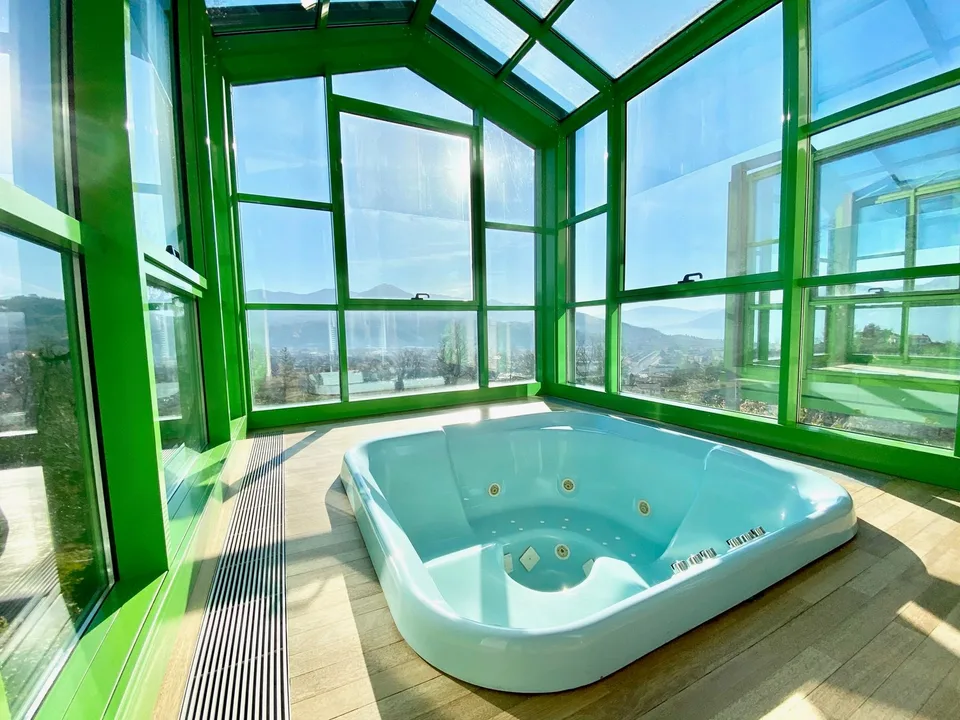 Grande e molto curata villa in una posizione tranquilla e soleggiata con una vista lago da sogno – foto 9 di 13