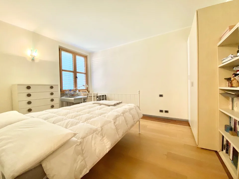 Grande e molto curata villa in una posizione tranquilla e soleggiata con una vista lago da sogno – foto 10 di 13