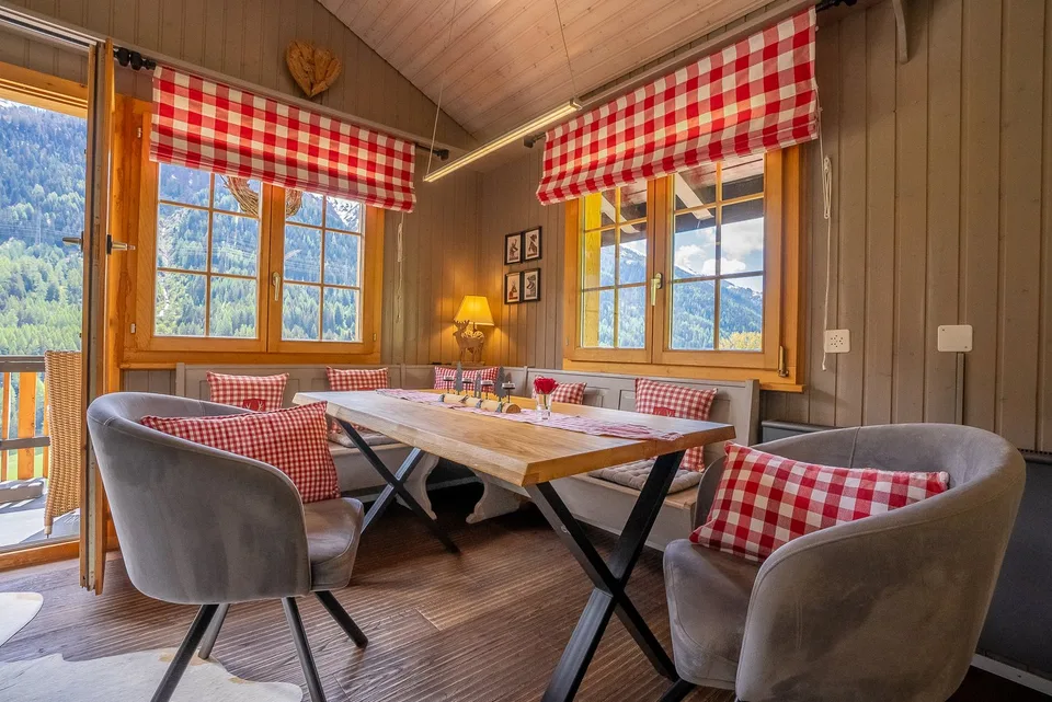 Hochwertig renoviertes Chalet mit Wellnessbereich, Weisshornblick und etabliertem Vermietungskonzept