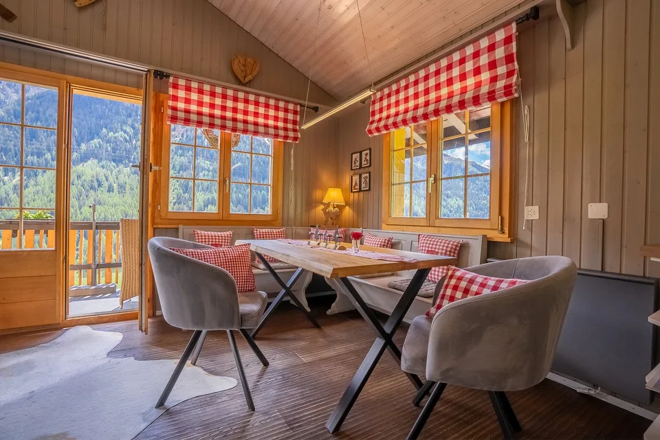 Hochwertig renoviertes Chalet mit Wellnessbereich, Weisshornblick und etabliertem Vermietungskonzept – Foto 6 von 30