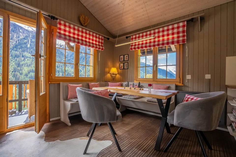 Hochwertig renoviertes Chalet mit Wellnessbereich, Weisshornblick und etabliertem Vermietungskonzept