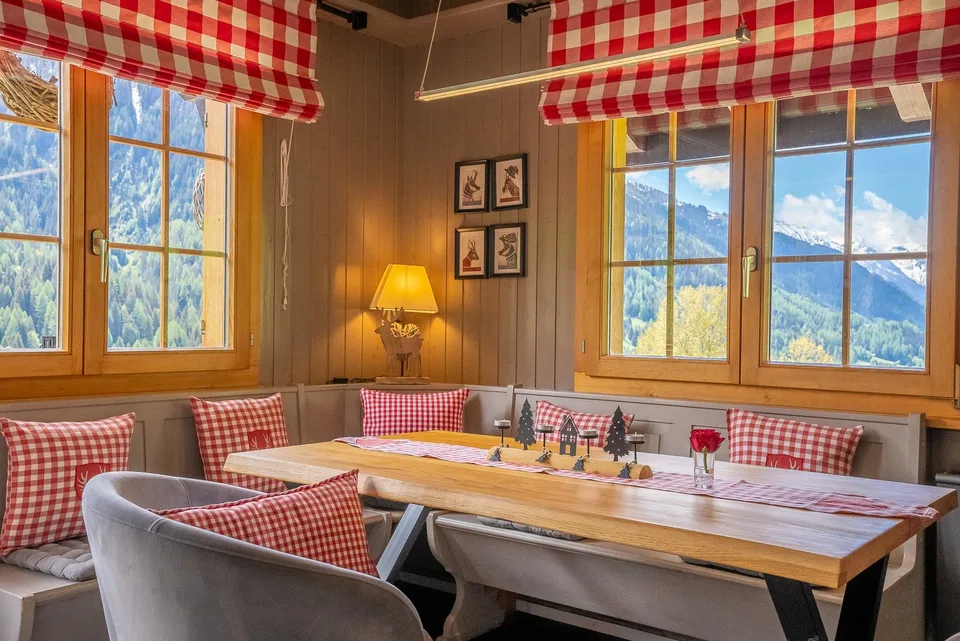 Hochwertig renoviertes Chalet mit Wellnessbereich, Weisshornblick und etabliertem Vermietungskonzept