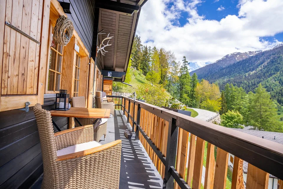 Hochwertig renoviertes Chalet mit Wellnessbereich, Weisshornblick und etabliertem Vermietungskonzept – Foto 14 von 30
